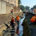 funcionários realizam limpeza em canal #paratodosverem