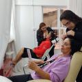 mulheres recebem serviços de beleza #paratodosverem