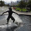 Prefeitura recupera banco no entorno do Monumento ao Surfista em Santos