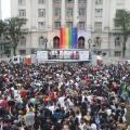 Parada LGBT+ reúne milhares e mostra voz no Centro Histórico de Santos