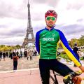 atleta em cima da bicicleta com torre eifel ao fundo #paratodosverem