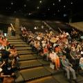 público assiste o debate #paratodosverem