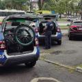 duas viaturas da guarda municipal, ambas com o capô aberto. Em uma delas há uma bicicleta. #paratodosverem