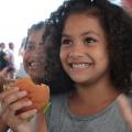 'Hamburgada do Bem' alegra sábado de centenas de crianças no Valongo, em Santos