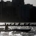 Santos e canoa havaiana: amor à primeira vista e pioneirismo marcam relação histórica