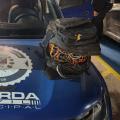 viatura da guarda municipal com duas sacolas cheias de fios sobre o capô. #paratodosverem
