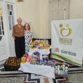 Fundo Social de Santos recebe alimentos arrecadados em evento de moda