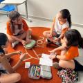 crianças em roda lendo livro #paratodosverem 