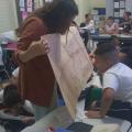 professora mostra mapa a aluno #paratodosverem