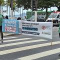 agentes seguram faixa com dizeres em semáforo. #paratodosverem