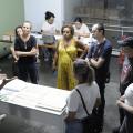 pessoas em volta de uma mesa observam documentos. #paratodosverem