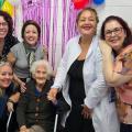 pessoas comemorando aniversário de idosa #paratodosverem 