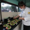 Chef prepara pratos #paratodosverem