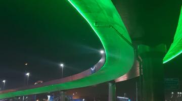 viaduto iluminado em verde#paratodosverem