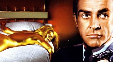 Cena de 007 contra goldfinger tem o agente 007 com mulher dourada deitada em cama #pracegover  