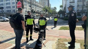 ciclista e abordado por agentes da cet e guardas #paratodosverem 