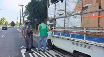 policiais e agente ambiental abordam veículo com carga #paratodosverem 