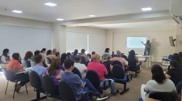 pessoas em auditório #paratodosverem