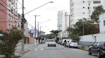 carro passando pela rua #paratodosverem