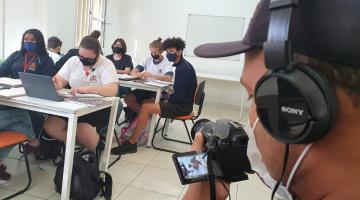 câmera filma estudantes em sala de aula #parsatodosverem