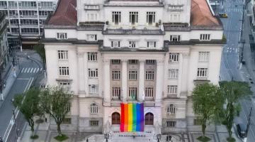 visão aérea do Paço com bandeira LGBT #paratodosverem 