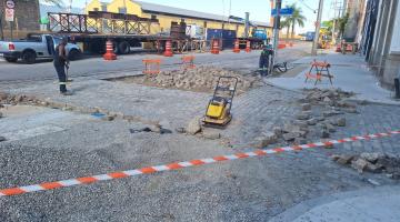 piso de paralelepído é removido de trecho de pavimento. #paratodosverem 