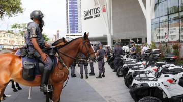 policiais e viaturas na frente de centro de convenções #paratodosverem