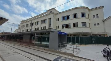 fachada do mercado com trilhos do vlt passando à frente