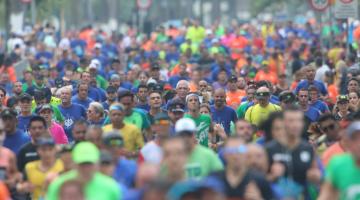Centenas de atletas correm por rua de Santos. #paratodosverem