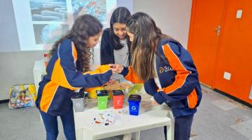 estudantes mexendo em vasos artesanais #paratodosverem