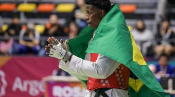 atleta comemora com a bandeira do brasil nas costas #paratodosverem