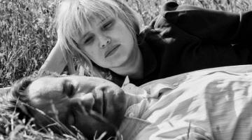Homem e mulher estão deitados em cena do filme #pracegover 