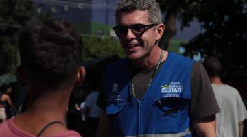 operador social fala com homem #paratodosverem 