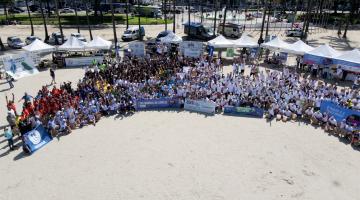 Mais de mil voluntários se juntam em mutirão de limpeza e conscientização na praia de Santos