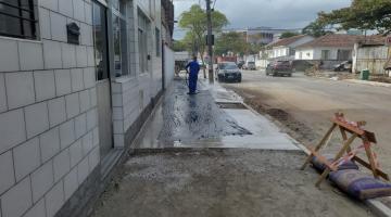 Calçada recebe aplicação de concreto. #paratodosverem