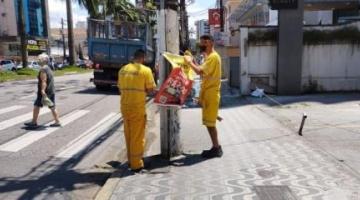 Funcionários da limpeza ajudaram a retirar os cartazes #paratodosverem