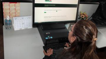mulher acessando computador #paratodosverem 