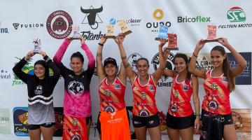 Atletas de futevolei levantam troféus #paratodosverem
