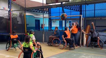 pessoas jogando basquete #paratodosverem