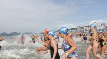 Prova aquática leva cerca de 350 nadadores à praia de Santos