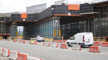 Trânsito muda na entrada de Santos para retirada de estrutura de obra