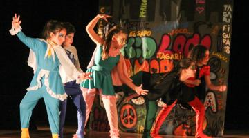 Jovens fazem performance em palco. #Paratodosverem