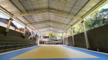 Instalada cobertura em quadra de escola de morro de Santos