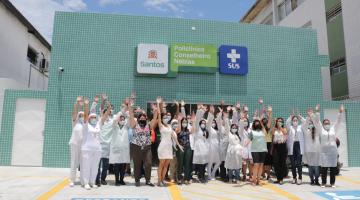 equipe posa na frente do novo prédio #paratodosverem 