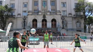 pessoas jogando futmesa #paratodosverem