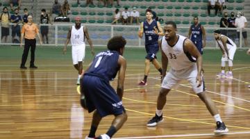 jogadores em ação na quadra #paratodosverem