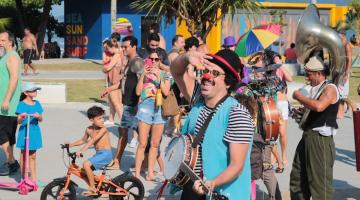 Circo toma conta do Novo Quebra-Mar, em Santos, e encanta crianças e adultos