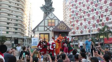 Papai noel e personagens se apresentam na frente da casa #paratodosverem 