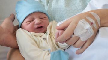 bebê recém-nascido em hospital. #paratodosverem