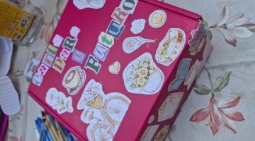 caixa enfeitada com colagens #paratodosverem